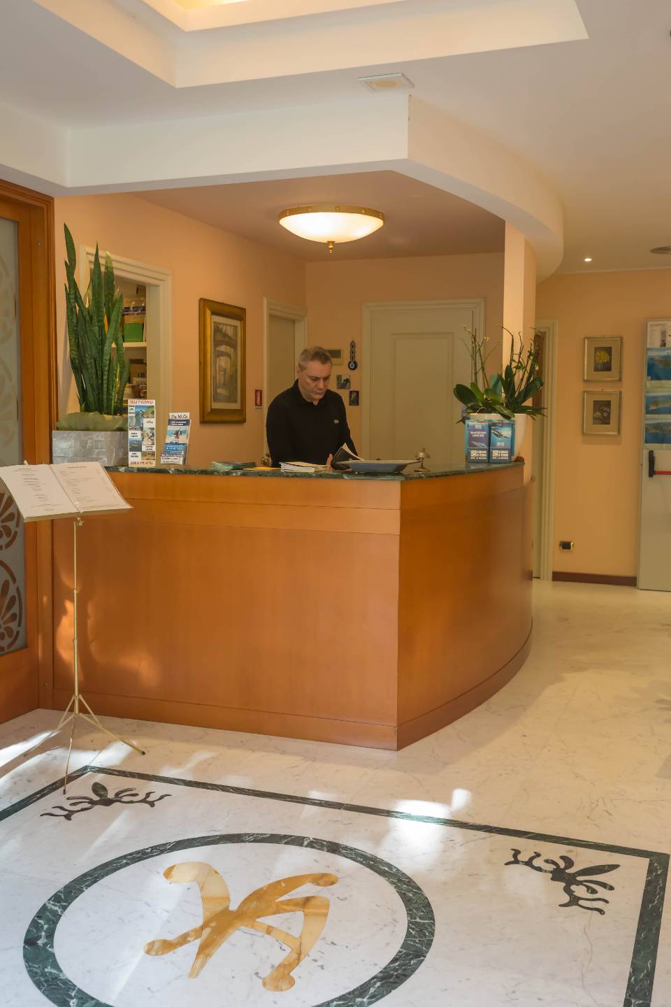 Francesco alla reception dell'hotel Villa Argentina